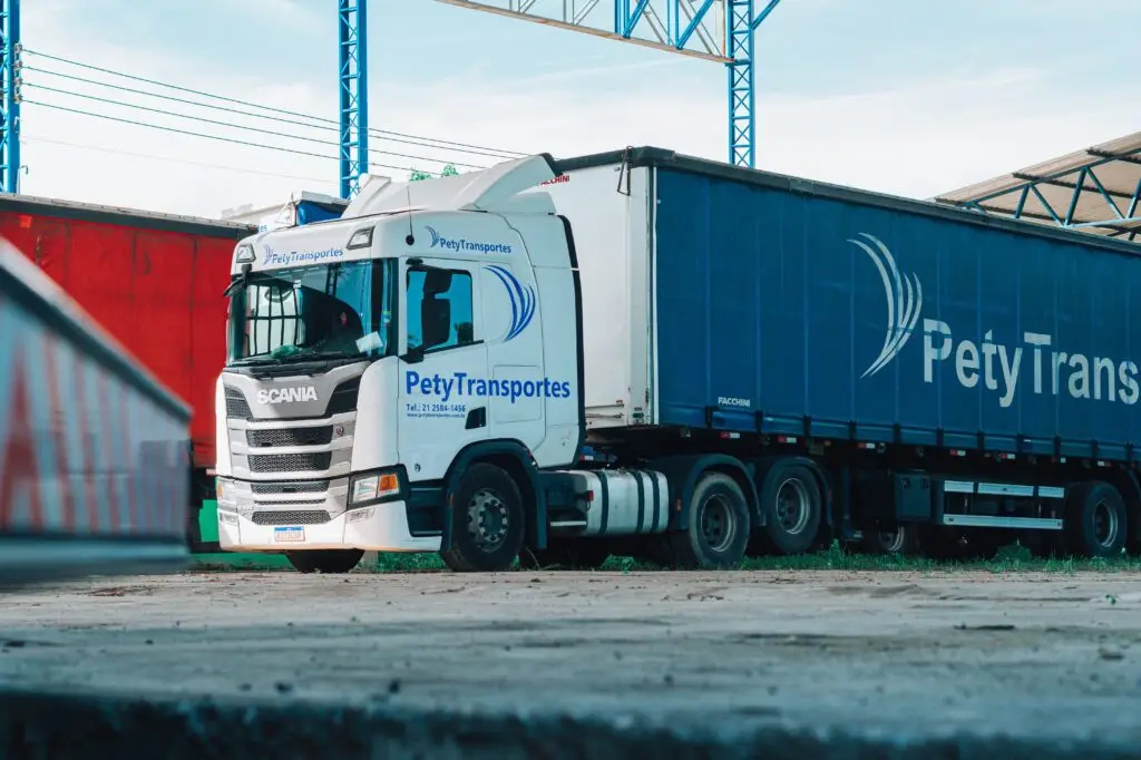 Na Pety Transportes, oferecemos soluções logísticas seguras, ágeis e personalizadas para empresas de todos os portes. Nossa frota moderna e equipe especializada garantem que sua carga chegue sempre no prazo e com total segurança.