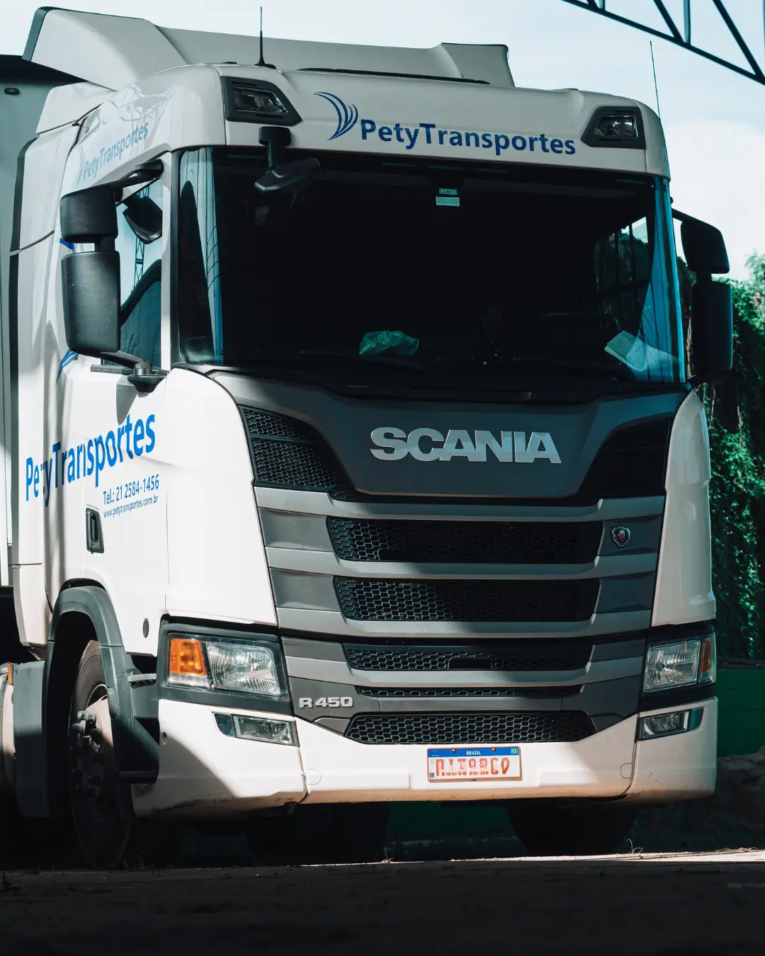 Na Pety Transportes, oferecemos soluções logísticas seguras, ágeis e personalizadas para empresas de todos os portes. Nossa frota moderna e equipe especializada garantem que sua carga chegue sempre no prazo e com total segurança.