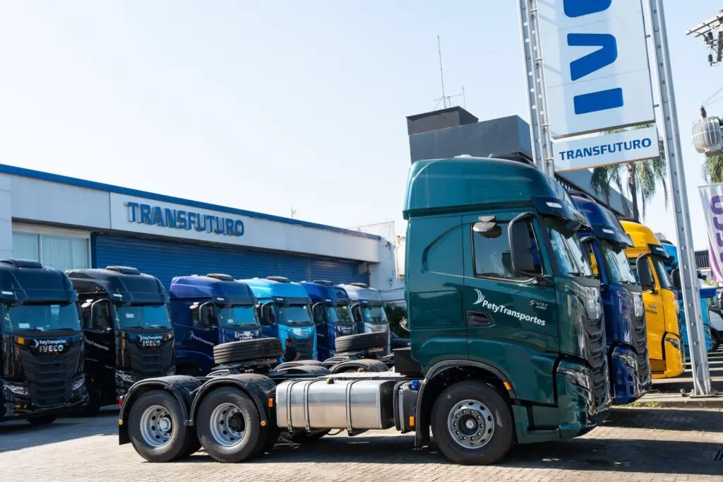 Na Pety Transportes, oferecemos soluções logísticas seguras, ágeis e personalizadas para empresas de todos os portes. Nossa frota moderna e equipe especializada garantem que sua carga chegue sempre no prazo e com total segurança.
